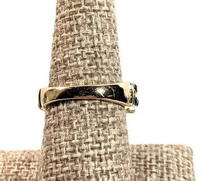 **NEW ARRIVAL** Size 7¾ DEEP GREEN Rectangle 4-Prong STONE RING with Green and Clear Side Band Accent Stones Gold Tone Band (6.0g)