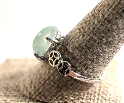 **NEW ARRIVAL** Size 9¼ GRAY GREEN GLASS STONE 4-Prong RING with a "Square in a Circle" Band in a Silver Tone (4.5g)