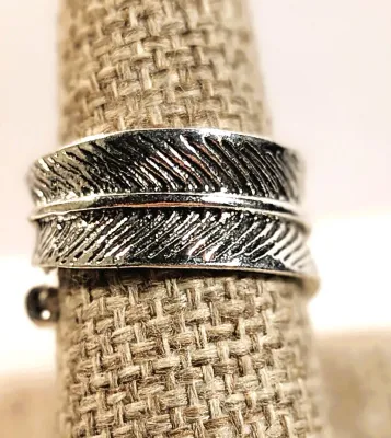 **NEW ARRIVAL** Size 8¾ BLUE Round TURQUISE SMALL STONE RING with "Feather-Like" Ribbed Overlapping Band on a Silver Tone Band...