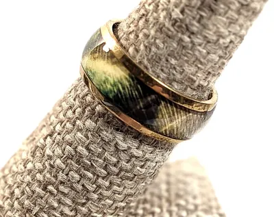 **NEW ARRIVAL** Size 7½ Infinity Style "SEAWEED GREEN" RING with Metal Rim of a Gold Tone Band (4.2g)