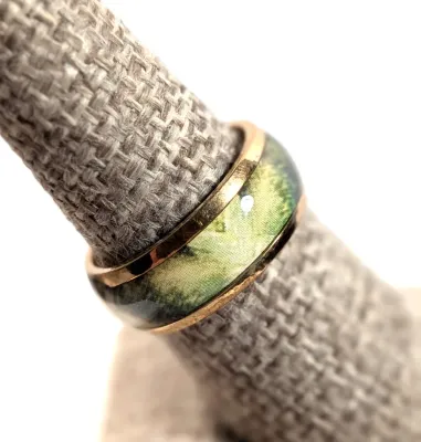 **NEW ARRIVAL** Size 7½ Infinity Style "SEAWEED GREEN" RING with Metal Rim of a Gold Tone Band (4.2g)