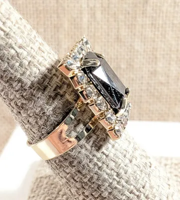 **NEW ARRIVAL** Size 8¼ BLACK Rectangle 4-PRONG RING with Jeweled Clear Stones Surround on an ADJUSTABLE SPLIT BAND on a Gold Tone...