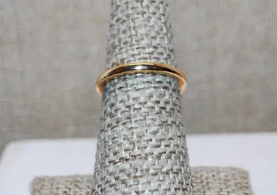 **NEW ARRIVAL** Size 6 PURPLE HEART STONE RING with Small Triple Side Purple Accent Stone on a Gold Tone Setting and Band (2.9g)