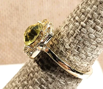 **New Arrival** Size 6 Round LEMON Colored Beveled Stone RING with Jeweled Surround on a Gold Tone Setting & SPLIT Band (3.6g)