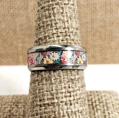 **New Arrival** Size 7¼ "ROSES & DAISIES" RING with Bright Enamel Colors on a Silver Tone Setting & Band (4.5g)