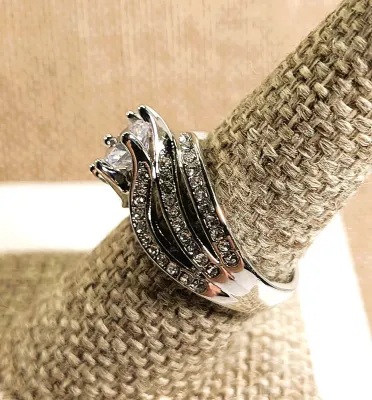 **New Arrival** Size 8 Beautiful Wedding/Engagement RING with Triple Split Band and Large Clear Round 6-Prong Main Stone and Jeweled Side...