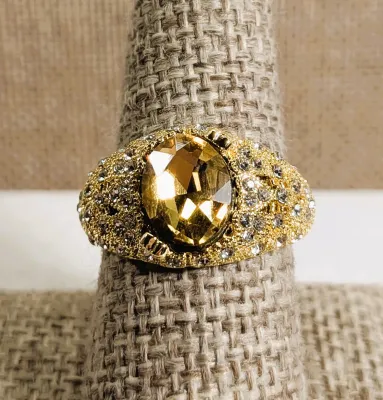 **New Arrival** Size 8½ Deep LEMON Colored Oval Stone RING with Clustered Stones Side Accents on a Grilled Gold Tone Setting and Band (5.2g)