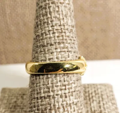 **New Arrival** Size 8½ Deep LEMON Colored Oval Stone RING with Clustered Stones Side Accents on a Grilled Gold Tone Setting and Band (5.2g)