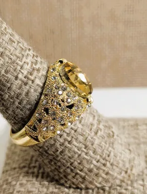 **New Arrival** Size 8½ Deep LEMON Colored Oval Stone RING with Clustered Stones Side Accents on a Grilled Gold Tone Setting and Band (5.2g)
