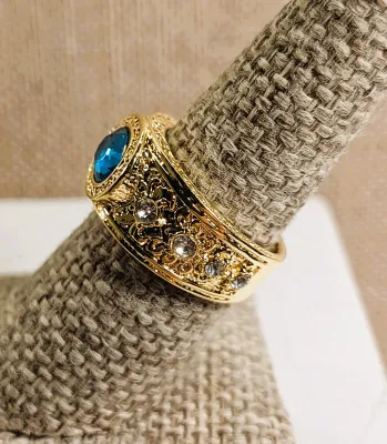 **New Arrival** Size 7 Sideways BLUE Oval Stone RING with 4 Stones Each Side Accents on a Bright Gold Tone Setting & Band (6.7g)