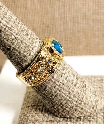 **New Arrival** Size 7 Sideways BLUE Oval Stone RING with 4 Stones Each Side Accents on a Bright Gold Tone Setting & Band (6.7g)