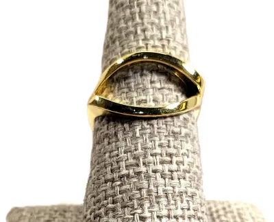 **New Arrival** Size 8 Contemporary Style RED Round Single Main Stone RING with 2 Rows of Side Accent Stones on a Gold Tone Setting &...