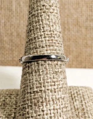 **New Arrival** Size 7¼ VERY DEEP PURPLE Colored Oval Beveled Stone RING with Clear Stones Side Accents on a Silver Tone Setting &...