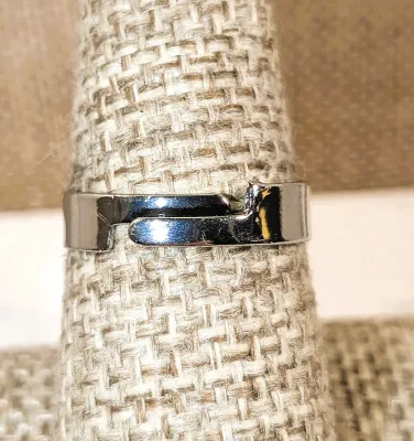 **New Arrival** Size 8½-9 Long Oval IRIDESCENT GREEN Stone RING with Pointed Frame Surround on a Silver Tone SPLIT Band & Setting (4.5g)