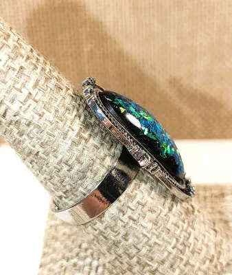 **New Arrival** Size 8½-9 Long Oval IRIDESCENT GREEN Stone RING with Pointed Frame Surround on a Silver Tone SPLIT Band & Setting (4.5g)