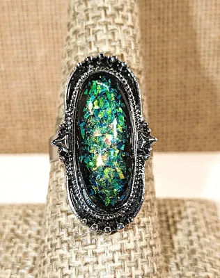 **New Arrival** Size 8½-9 Long Oval IRIDESCENT GREEN Stone RING with Pointed Frame Surround on a Silver Tone SPLIT Band & Setting (4.5g)