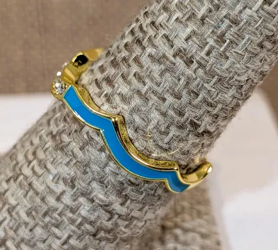 **New Arrival** Size 7½ "Jeweled Curved Front" Shaped RING with Enameled Blue/Green Sides Band on a Gold Tone Setting (1.6g)