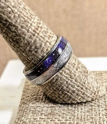**New Arrival** Size 9¼ Infinity Style RING with Ground "Silver" & Blue Spotted Enamel "Rings" on a Silver Tone...