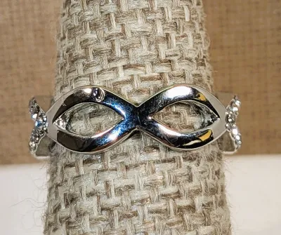 **New Arrival** Size 6 GREEN/BLUE Side "Fans" RING with Clear Round Main Stone & Circle Jeweled Surround on a Silver Tone...