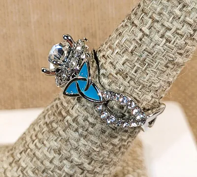 **New Arrival** Size 6 GREEN/BLUE Side "Fans" RING with Clear Round Main Stone & Circle Jeweled Surround on a Silver Tone...