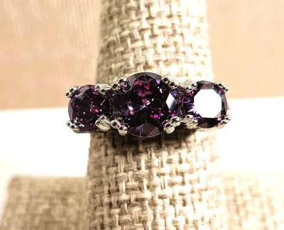 **New Arrival** Size 8 Triple PURPLE Beveled Round Stones RING with Dimpled Side Accents on a Silver Tone Setting and Band (5.3g)