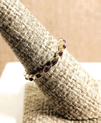 **New Arrival** Size 6¾ Delicate Infinity Style RING with Small PURPLE Stones in an Oval Cupped Setting and Gold Tone Band (1.2g)