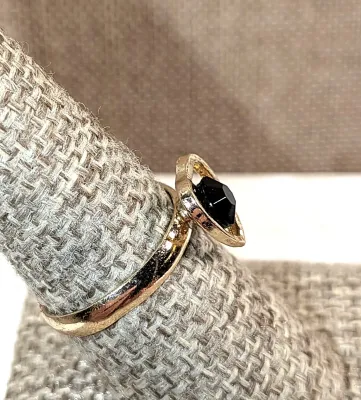**New Arrival** Size 8½ BLACK Beveled Round Stone in a Heart ADJUSTABLE RING on a Gold Tone Setting & Band (4.0g)