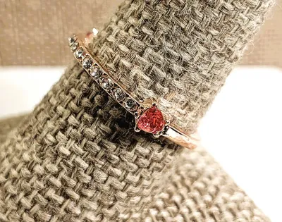 **New Arrival** Size 9 Delicate Bejeweled Clear Stones Row RING with 2 RED Hearts at Each End on a Gold Tone Setting & Band (1.9g)