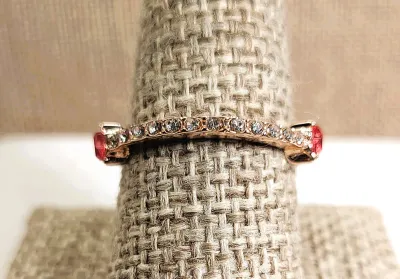**New Arrival** Size 9 Delicate Bejeweled Clear Stones Row RING with 2 RED Hearts at Each End on a Gold Tone Setting & Band (1.9g)
