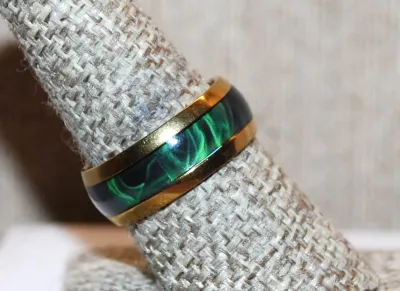 **NEW ARRIVAL** Size 7¾ Infinity Style "GREEN LIGHTING" RING with Metal Rim of a "Brass" Tone Band (4.0g)