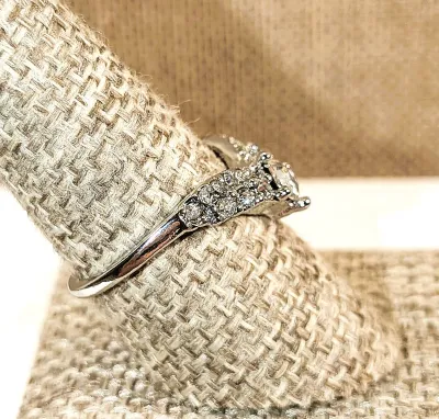 **New Arrival** Size 8¼ "V Shaped" RING with All Clear Colored Stones on a Silver Tone Setting & Band (3.3g)