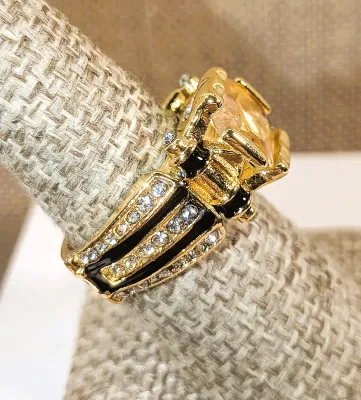 **New Arrival** Size 7½ Showy Gold & Black Colored RING with Muted Pink Main Stone and Jeweled Side Accents on a Gold Tone Setting +...