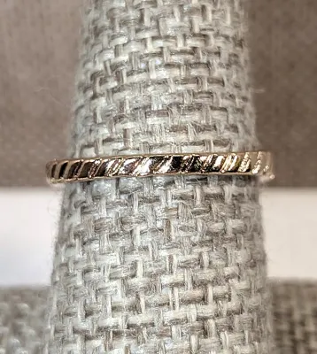 **New Arrival** Size 7 Horizontal Set PURPLE Stone RING with Simple Surround and Notched Band on a Gold Tone Setting & Band (3.4g)