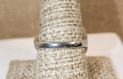 **New Arrival** Size 8½ Long Oval IRIDESCENT GREEN Stone RING with Geometric Design Side Accents on a Silver Tone Setting & Band (6.6g)