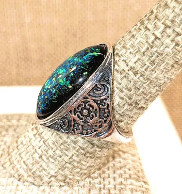 **New Arrival** Size 8½ Long Oval IRIDESCENT GREEN Stone RING with Geometric Design Side Accents on a Silver Tone Setting & Band (6.6g)