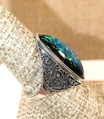 **New Arrival** Size 8½ Long Oval IRIDESCENT GREEN Stone RING with Geometric Design Side Accents on a Silver Tone Setting & Band (6.6g)