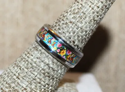 **NEW ARRIVAL** Size 7½ Infinity Style "DAISIES & DAISIES" RING with Metal Rim of a Silver Tone Band (4.4g)
