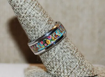 **NEW ARRIVAL** Size 7½ Infinity Style "DAISIES & DAISIES" RING with Metal Rim of a Silver Tone Band (4.4g)