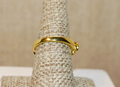 Size 7¼ Pretty BLUE COLORED "Looped" Stones RING with Deep GOLD TONE Band and Setting (4.6g)