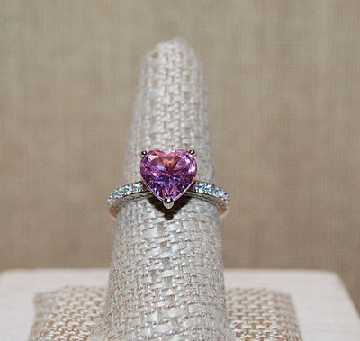 Size 8½ Large Light PINK 3-Prong HEART RING with Round Stones Side Band Accents on a Silver Tone Setting (4.8g)