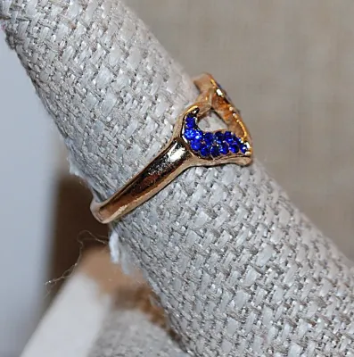 Size 7½ Double HEART RING with BLUE Side Accent Stones on a Gold Tone Band (2.9g)