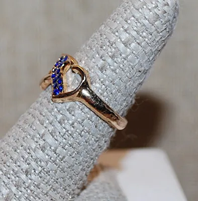 Size 7½ Double HEART RING with BLUE Side Accent Stones on a Gold Tone Band (2.9g)