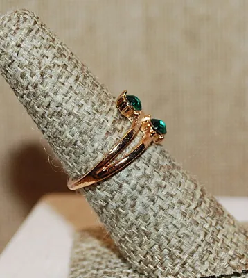 Size 6¾ Double Round GREEN Stones RING Set in Vertical on a Gold Tone Band (2.2g)