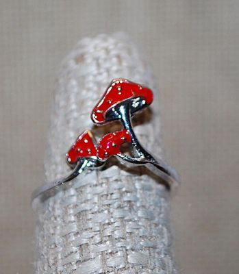 Size 5½ RED DOTTED MUSHROOM RING with Silver Tone Band (1.7.g)