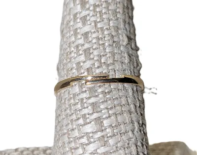 Size 8½ RED & GREEN CANDY CANE RING with Small Colored Stones and Ribbon Accents on a Gold Tone SPLIT BAND (2.3g)