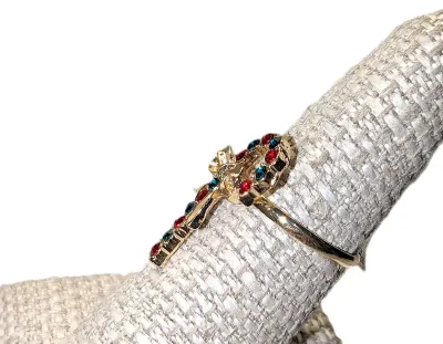 Size 8½ RED & GREEN CANDY CANE RING with Small Colored Stones and Ribbon Accents on a Gold Tone SPLIT BAND (2.3g)