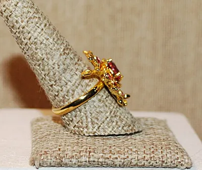 Size 9½ Gold Colored "Spikey" FLOWER RING with Deep PINK Center Stone and 6 Pink Accent Stones on a Gold Tone Setting (8.3g)