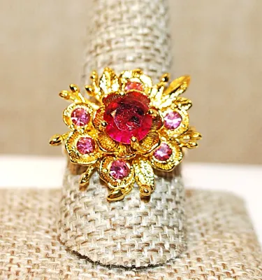 Size 9½ Gold Colored "Spikey" FLOWER RING with Deep PINK Center Stone and 6 Pink Accent Stones on a Gold Tone Setting (8.3g)