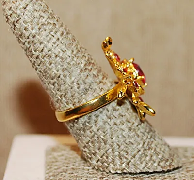 Size 6¼ Gold Colored "Spikey" FLOWER RING with Deep PINK Center Stone and 6 Pink Accent Stones on a Gold Tone Setting (9.2g)
