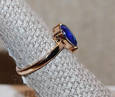 Size 7¾ Large Single Stone 3-Prong BLUE HEART RING with Gold Tone Band (3.1g)